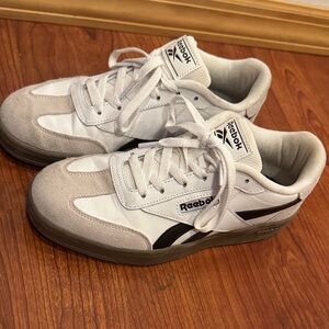 Reebok Women’s White and Gray Sneakers - 7.5